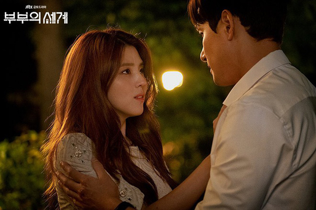 Trong phim về ngoại tình này, Han So Hee có nhiều phân cảnh nóng bỏng trên giường với nhân vật đã có vợ. Tỷ suất khán giả xem bộ phim đạt kỷ lục cao trên kênh truyền hình Hàn Quốc JTBC.
