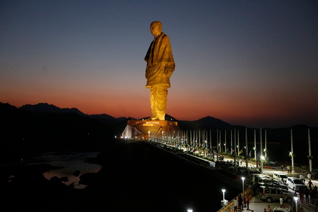 Tượng được xây trên đảo Sadhu ở bang Gujarat, mô phỏng hình ảnh của chính trị gia Sardar Vallabhbhai Patel.