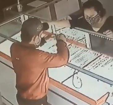 TP.HCM: Bắt nóng kẻ cướp giật ở vào tiệm vàng Ánh Hằng - 1