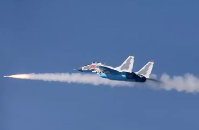 Tiêm kích MiG-29 của Triều Tiên khai hỏa tên lửa.