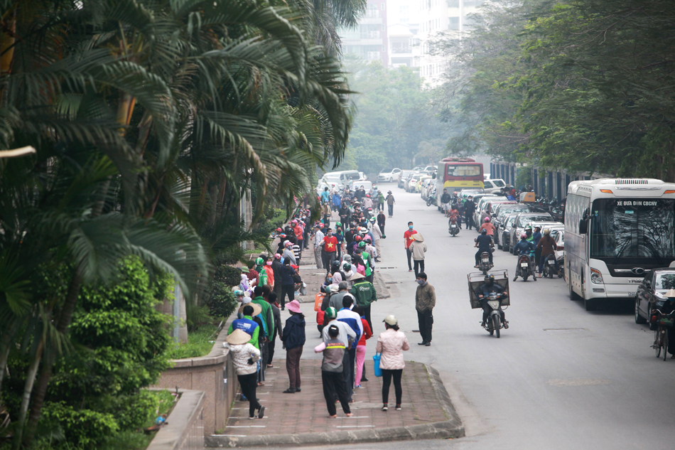 Gần 1 tuần nay, hàng trăm người nghèo đã đến “Siêu thị Hạnh Phúc” để mua thực phẩm, quần áo, thuốc với giá 0 đồng. Đây là dự án giúp đỡ những người nghèo, người có hoàn cảnh khó khăn, không có thu nhập. Siệu thị nằm trên đường Trần Duy Hưng, cạnh trường chuyên Amsterdam.