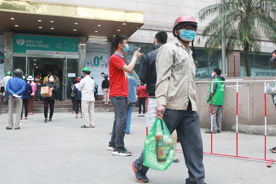 Chị Nguyễn Minh Trang, đại diện siêu thị 0 đồng tại Hà Nội cho biết: “Siêu thị dự kiến hoạt động trong 3 tháng, sau đó đó sẽ giãn dần, một tuần 3 ngày để có thể duy trì lâu dài, kinh phía ban đầu 8 tỷ đồng. Chúng tôi bán giá 0 đồng cho những người có hoàn cảnh khó khăn, người vô gia cư, lao động nghèo”.