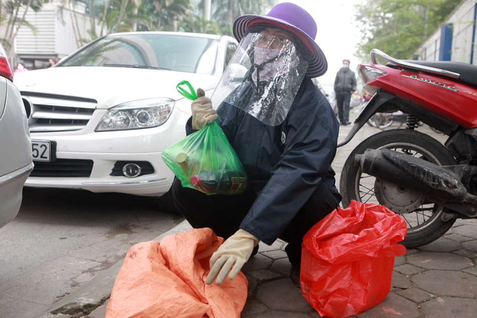 Bà Nguyễn Thị Hòa (Hà Đông)&nbsp;vui mừng sau khi được các tình nguyện viên mua sắm hộ: “Tôi bị khuyết tật, đi lại khó khăn, đến đây không phải xếp hàng, được nhận gói quà với giá 0 đồng rất nhanh, giờ tôi chỉ trông đợi vào các nhà hảo tâm”.