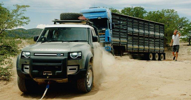 Bộ đôi Land Rover Defender cứu hộ xe tải trên xa mạc - 1