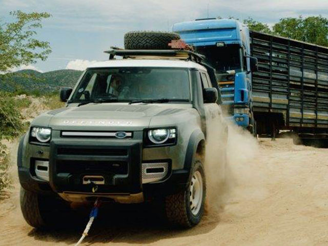 Bộ đôi Land Rover Defender cứu hộ xe tải trên xa mạc
