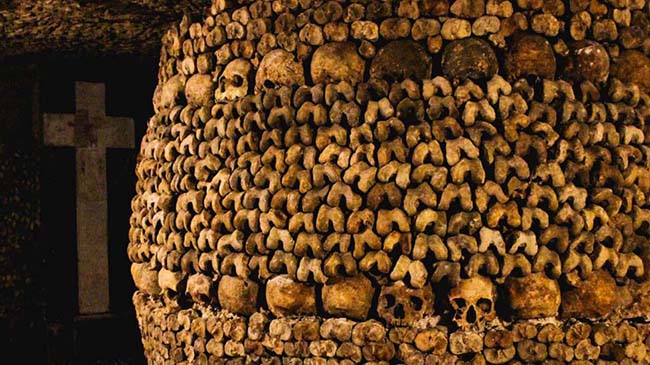Hầm mộ, Paris, Pháp: Hầm mộ sâu này là nơi an nghỉ của khoảng 6 triệu người Paris. Những lớp xương được sắp xếp chi tiết này ngày nay đã biến nơi đây thành một điểm du lịch. 
