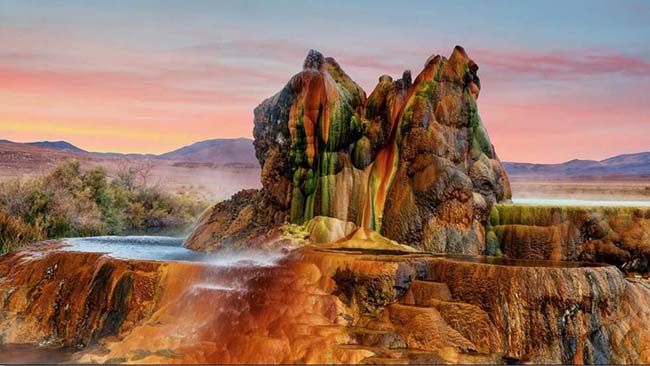 Fly Geyser, Nevada, Hoa Kỳ: Geyser như một hành tinh khác với những sắc màu rực rỡ được tao ra bởi những khoáng chất tích tụ tăng dần mỗi năm và có màu sắc rực rỡ bởi một loại tảo. 
