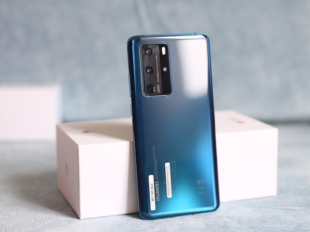 Thời trang Hi-tech - &quot;Đập hộp&quot; Huawei P40 Pro phiên bản xanh biển sâu với mặt kính bóng