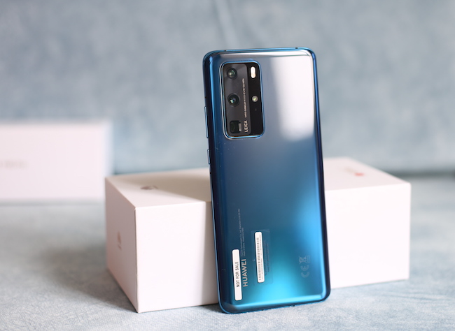 Huawei P40 Pro toát lên vẻ sang trọng cổ điển từ mọi góc nhìn, đặc biệt mặt lưng phản chiếu đẹp mắt dưới ánh sáng hay ánh nắng mặt trời.