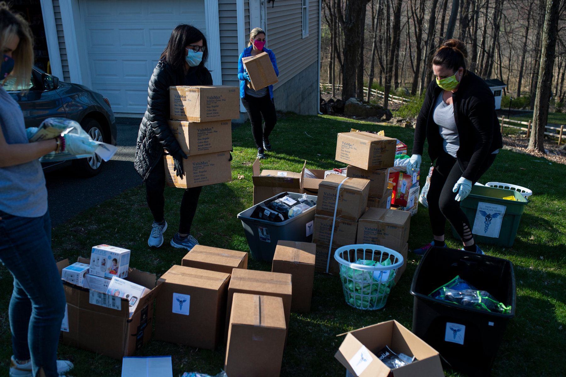 Một nhóm người đang quyên góp đồ bảo hộ cho các viện dưỡng lão tại bang New Jersey (ảnh: NY Times)