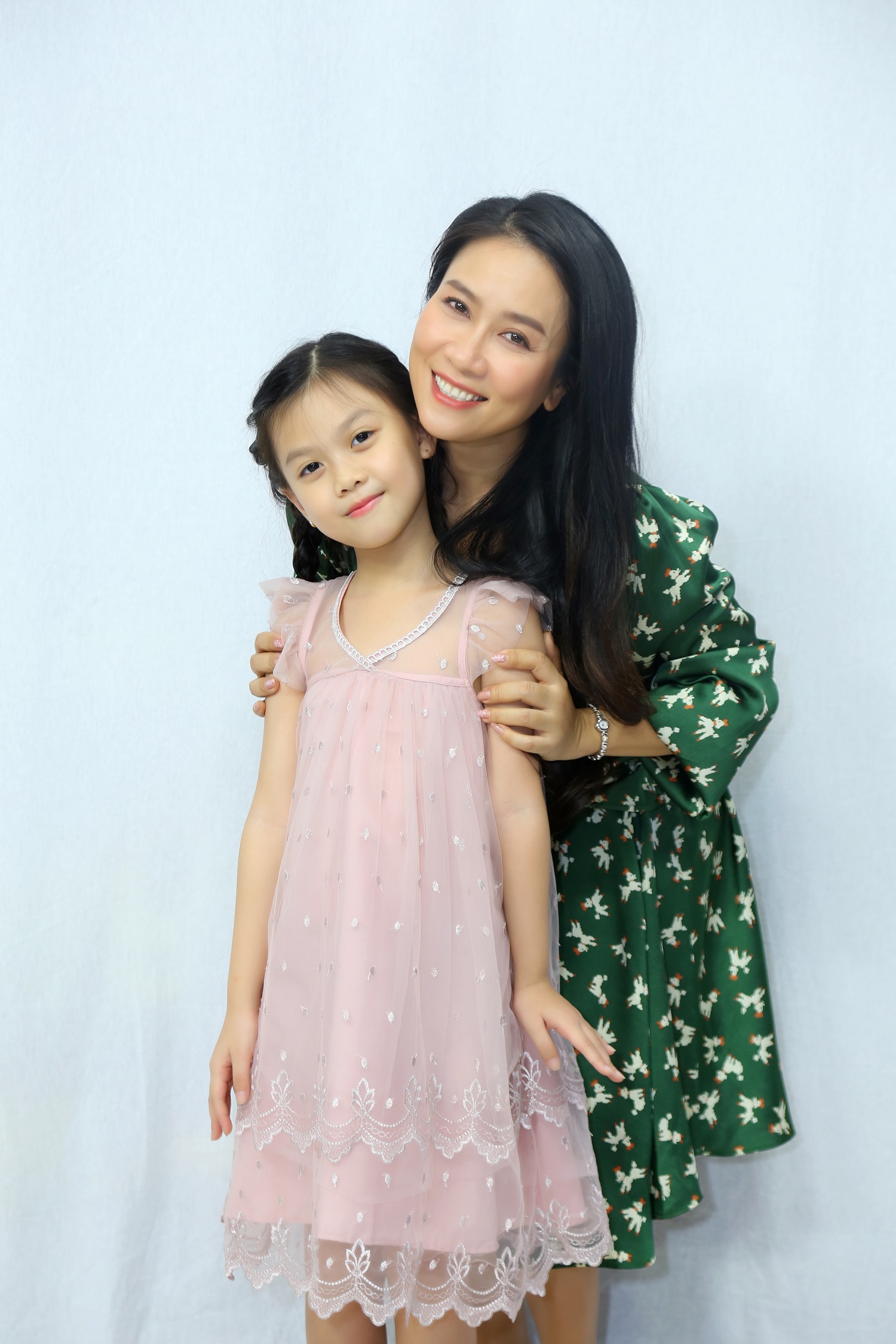Nghệ sĩ Vân Khánh và con gái 8 tuổi