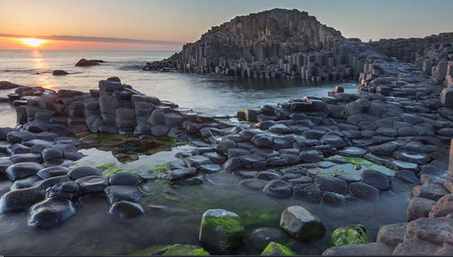 The Giant’s Causeway, Bắc Ireland: 60 triệu năm trước, một vụ phun trào núi lửa khổng lồ phun ra một khối đá bazan nóng chảy. Thời gian trôi qua, khối đá hóa cứng và co lại, tạo ra các vết nứt kỳ lạ này. 

