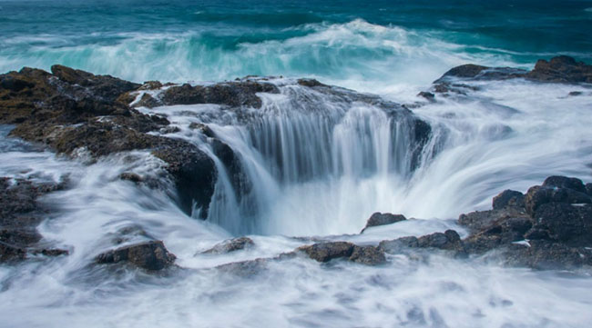 Thor’s Well, Oregon, Hoa Kỳ: Giếng Thor là những cột nước bị hút vào một hố sâu khổng lồ và sau đó bắn lên với lực rất lớn.&nbsp;
