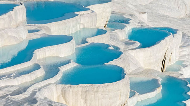 Pamukkale, Thổ Nhĩ Kỳ: Đây là một di sản thế giới tuyệt đẹp của UNESCO ở phía tây nam Thổ Nhĩ Kỳ. Thác nước từ suối tự nhiên chảy xuống ruộng bậc thang màu trắng và tạo thành những hồ nước nóng tuyệt vời.&nbsp;
