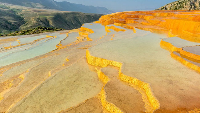 Badab-e-Surt, Iran: Những bậc thang đá vôi ở miền bắc Iran là một hiện tượng tự nhiên đáng kinh ngạc đã phát triển qua hàng ngàn năm. Màu sắc khác thường của những bậc thang này do chứa hàm lượng oxit sắt cao.
