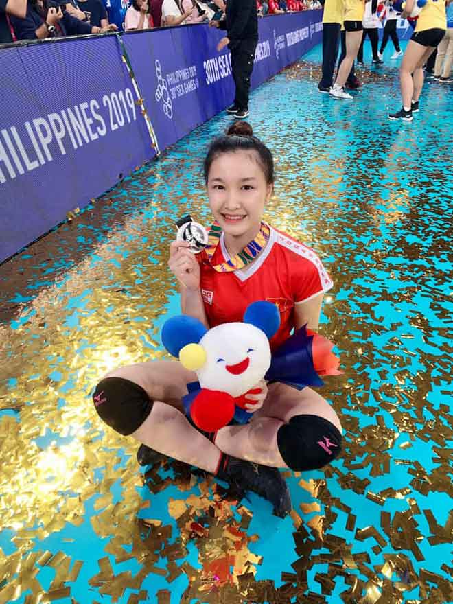 Kim Thanh khoe tấm huy chương bạc cùng ĐT Việt Nam ở SEA Games 30 để chung tay giúp gây quỹ ủng hộ trẻ em tự kỷ