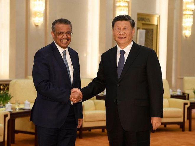 Tổng giám đốc WHO Tedros Adhanom Ghebreyesus (trái) bắt tay Chủ tịch TQ Tập Cận Bình hôm 28-1 ở Bắc Kinh. Ảnh: GETTY