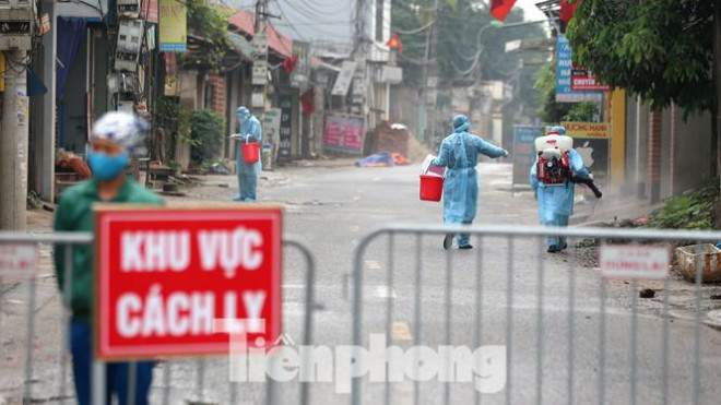 Thôn Hạ Lôi, Mê Linh, Hà Nội hiện đang thực hiện cách ly do có 13 ca mắc Covid-19. Ảnh: Mạnh Thắng