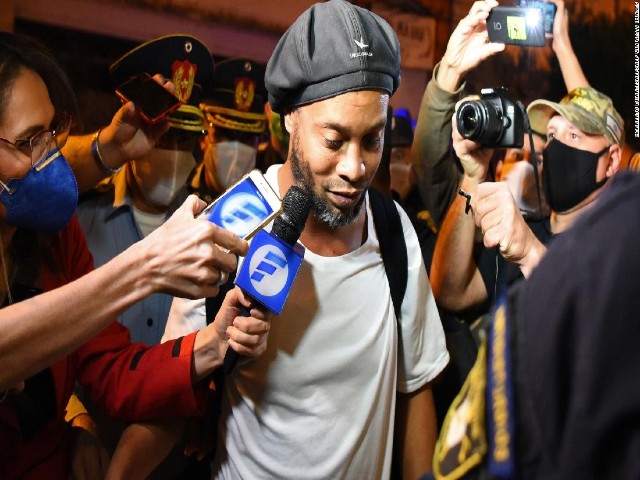 Ronaldinho sung sướng ở phòng “Tổng thống”, xuất hiện gây bất ngờ triệu fan