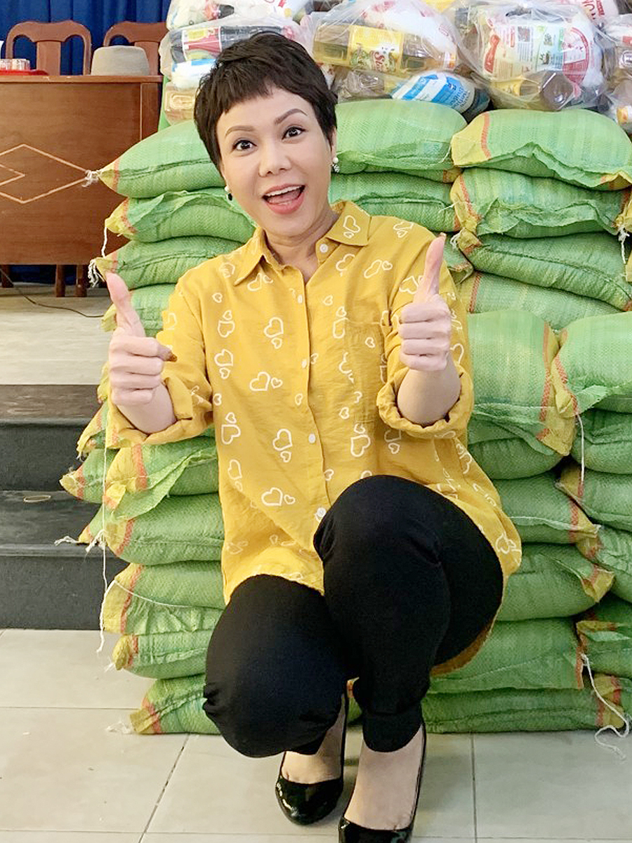 Nối tiếp hành trình thiện nguyện trong mùa dịch của mình, Việt Hương tiếp tục tặng các nghệ sĩ nghèo1 tấn gạo.