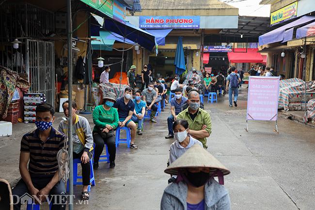 Từ 8h sáng,&nbsp;lực lượng Ban quản lý chợ Long Biên&nbsp;phối hợp với Trung tâm y tế quận Ba Đình lắp đặt bàn ghế, ô che nắng&nbsp;và thiết bị cho người dân đến khám.&nbsp;&nbsp;