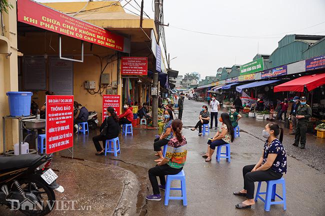 Sáng nay (18/4), Trung tâm Y tế quận Ba Đình (Hà Nội)&nbsp;tổ chức việc xét nghiệm nhanh Covid-19 cho người dân buôn bán, lao động&nbsp;ở chợ Long Biên.