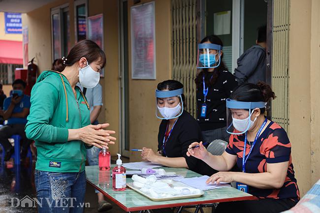 Vòng ngoài cùng là điểm danh, ghi họ tên những người đến xét nghiệm. Người dân&nbsp;phải qua bàn khai thông tin, rửa tay sát khuẩn.