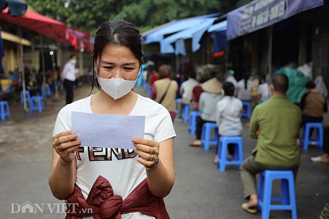 Chị Bùi Thị Nhung (tiểu thương tại chợ Long Biên) phấn khởi sau khi biết&nbsp;kết quả xét nghiệm nhanh Covid-19 của mình là âm tính.