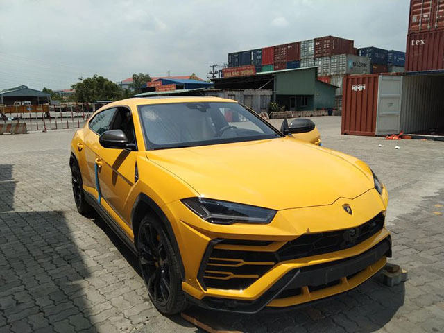 Siêu bò Lamborghini Urus cấu hình 4 chỗ độc lạ vừa về Việt Nam