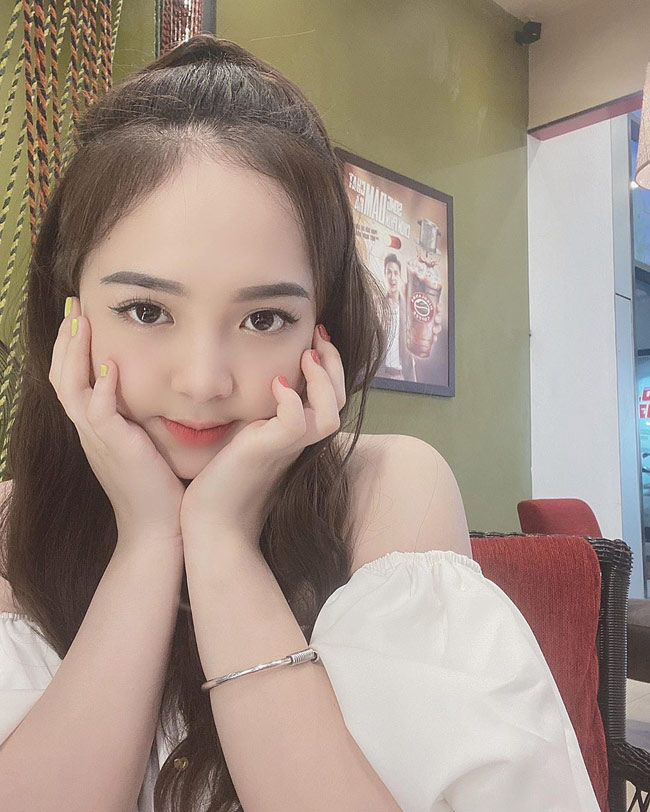 Gương mặt cô nàng vẫn xinh như búp bê.&nbsp;