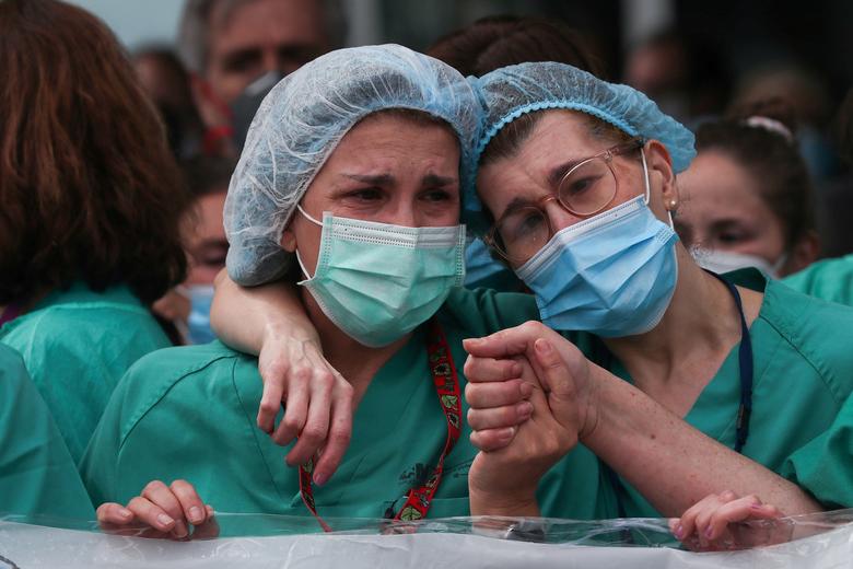 Hai bác sĩ động viên lẫn nhau trong dịch Covid-19 tại Tây Ban Nha (ảnh: Reuters)