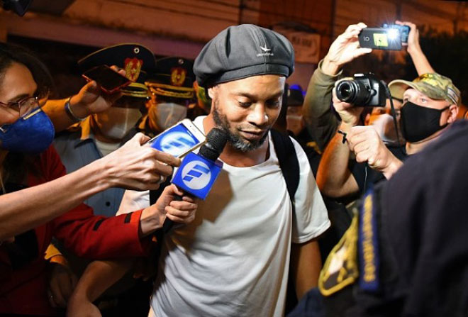 Ronaldinho và anh trai đã được phóng thích sau hơn 1 tháng bị tạm giam ở Paraguay