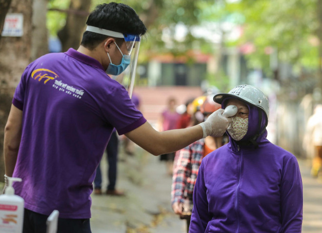 Khi đến đây người dân sẽ được các thành viên trong chương trình "Chung tay đẩy lùi Covid-19" đo nhiệt độ. Các thành viên ban tổ chức được trang bị mặt nạ chống giọt bắn, găng tay, khẩu trang đầy đủ.