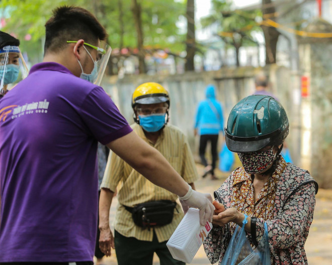 Sau đó rửa tay bằng dung dịch khử khuẩn