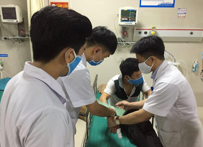 Bệnh nhân được cấp cứu ngay sau khi bị rắn hổ mang cắn - Ảnh: BVCC