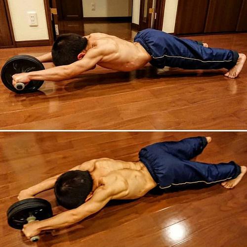 Cậu bé đã sở hữu cơ bắp cuồn cuộn cũng như cơ bụng 6 múi săn chắc.