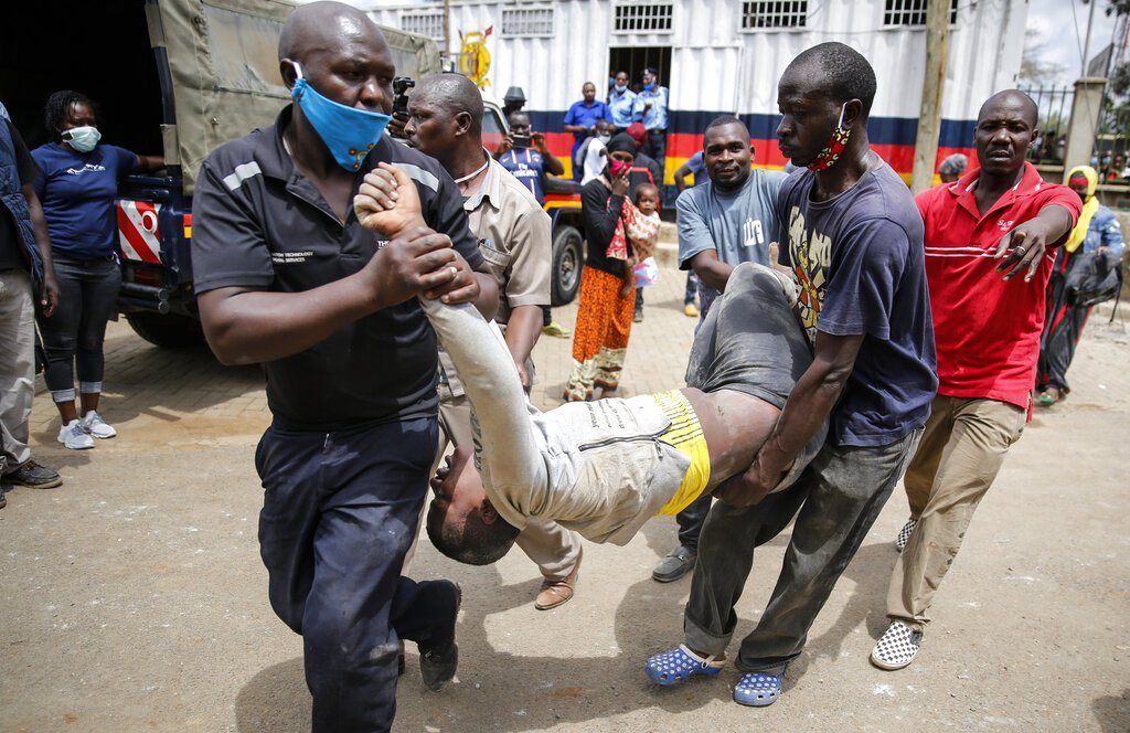 Một người bị thương&nbsp;do đám đông tranh nhau tới&nbsp;nhận đồ hỗ trợ của chính phủ Kenya. Ảnh: AP