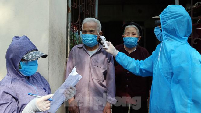 Hàng ngày luôn luôn có lực lượng y tế đến từng nhà dân đo thân nhiệt, hỏi thăm tình hình sức khỏe mỗi người.