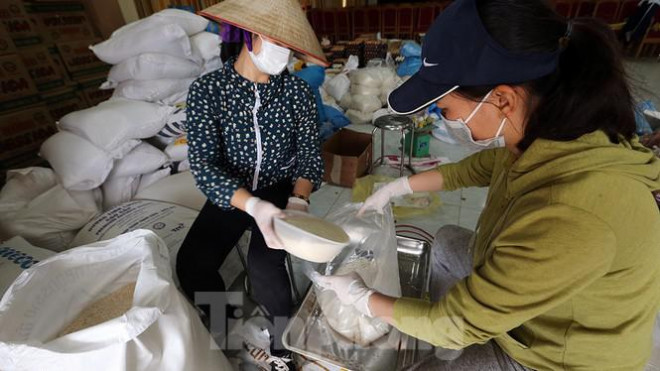 Hàng ngày có tới hàng tấn gạo được chia ra từng túi nhỏ, mỗi túi 3kg để từng gia đình trong khu cách ly không bị thiếu gạo ăn.