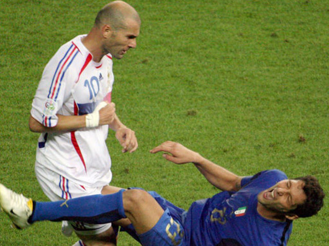 "Vua thẻ đỏ" Zidane 14 lần bị đuổi: Vai phản diện của người nghệ sỹ tài hoa