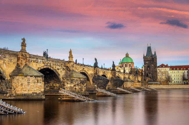 Cầu Charles, Cộng hòa Czech: Đây là cây cầu lâu đời nhất ở thành phố Prague, với niên đại hơn 600 năm tuổi. Công trình được khởi công vào năm 1357, nhưng đến thế kỷ thứ 15 mới hoàn thành. Ngày nay, cầu Charles trở thành điểm nhấn kiến trúc và điểm du lịch hấp dẫn ở Cộng hòa Czech.
