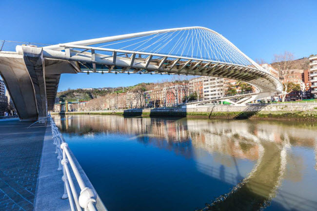 Cầu Zubizuri, Tây Ban Nha: Cầu dành cho người đi bộ ở thành phố Bilbao còn có tên gọi khác là “cầu trắng”. Công trình  có cấu trúc vòng cung bằng thép để nâng đỡ mặt cầu thông qua 39 sợi cáp.
