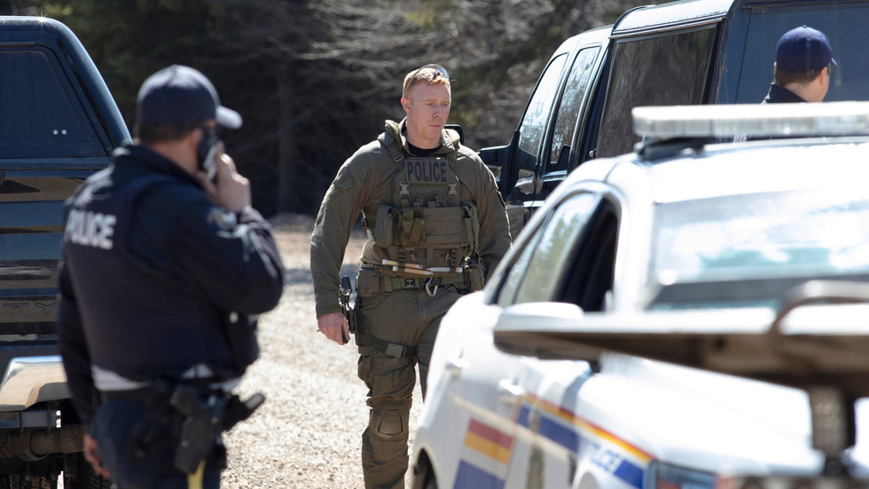 Sỹ quan cảnh sát Canada tham gia truy lùng nghi phạm xả súng.