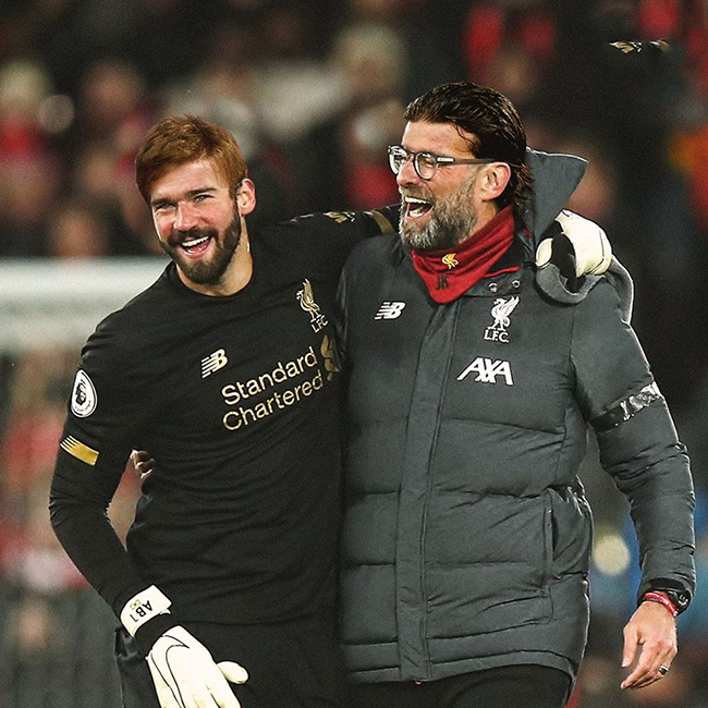 HLV Klopp nhìn &#34;ngầu&#34; hơn với mái tóc của Alisson.