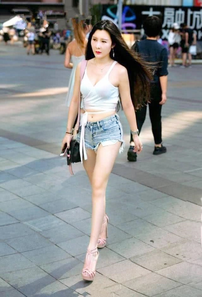 Mãi đến thập niên 90 những chiếc quần hot pants mới trở lại với dòng chảy thời trang và ngày càng được ưa chuộng.