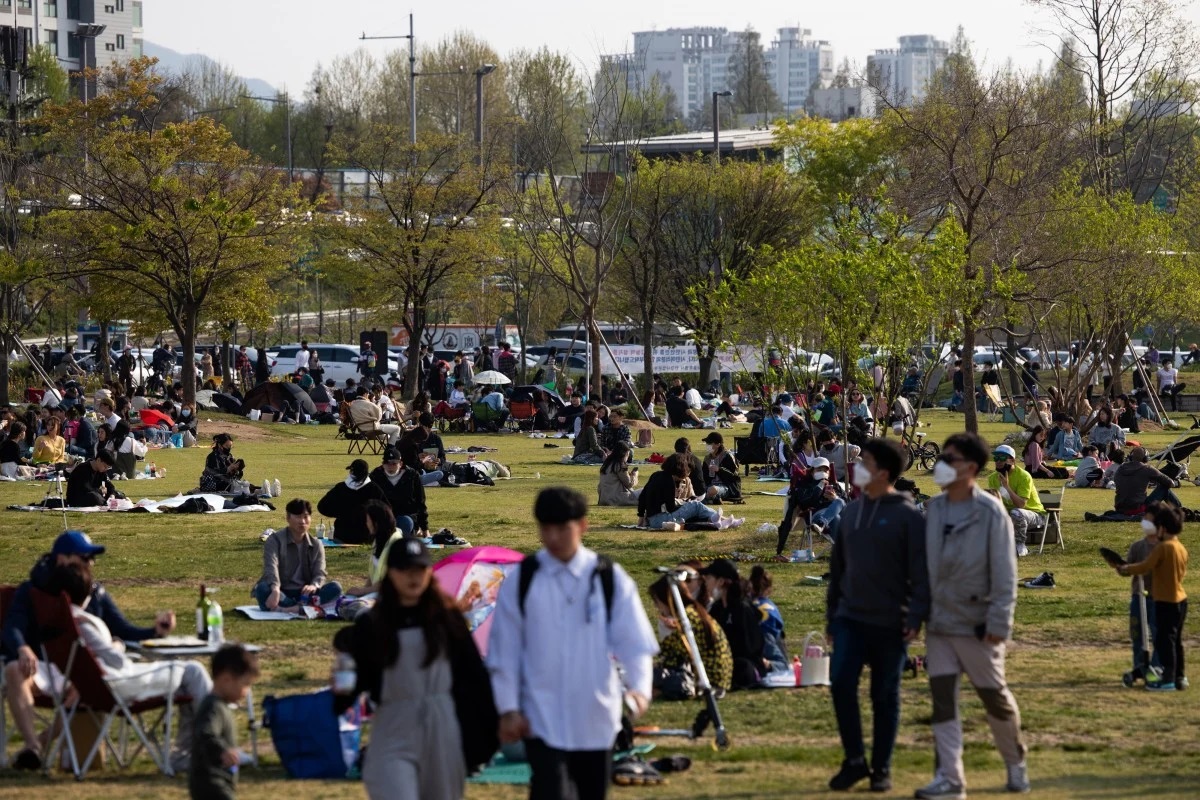 Người dân đổ tới công viên sông Hàn ở thủ đô Seoul, Hàn Quốc sau khi chính phủ nới lỏng các biện pháp giãn cách xã hội. Ảnh: Bloomberg