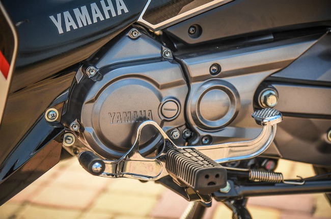 Cận cảnh chỗ để chân và lốc động cơ của 2020 Yamaha Finn.