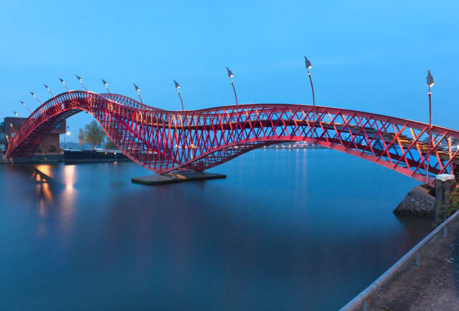 Cầu Python, Hà Lan: Cây cầu ở thành phố Amsterdam nổi tiếng với màu đỏ sáng và có hình giống con trăn khổng lồ. Vẻ đẹp của cây cầu in trên nền trời màu xanh làm ngây ngất bất cứ du khách nào.
