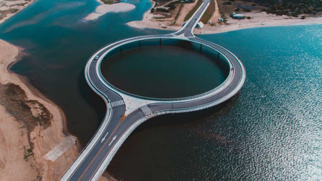 Cầu Laguna Garzon, Uruguay: Cây cầu hình tròn ở thành phố Garzón trông giống như một chiếc nhẫn cưới khổng lồ. Đường cong của công trình được thiết kế nhằm khuyến khích các tài xế tuân thủ luật giao thông và giảm tốc độ tại đoạn đường cong.
