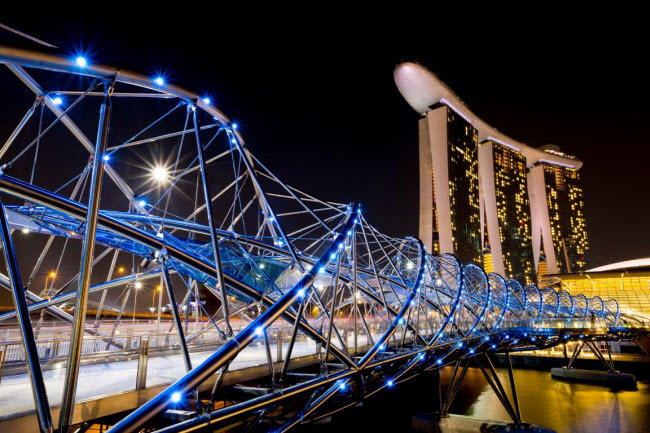 Cầu Helix, Singapore: Cây cầu dành cho người đi bộ có hình dạng giống một đoạn DNA. Công trình có chiều dài 275m và sử dụng vật liệu thép không gỉ. Vào buổi tối, cây cầu trở nên lung linh khi nó được chiếu sáng bằng những bóng đèn LED.
